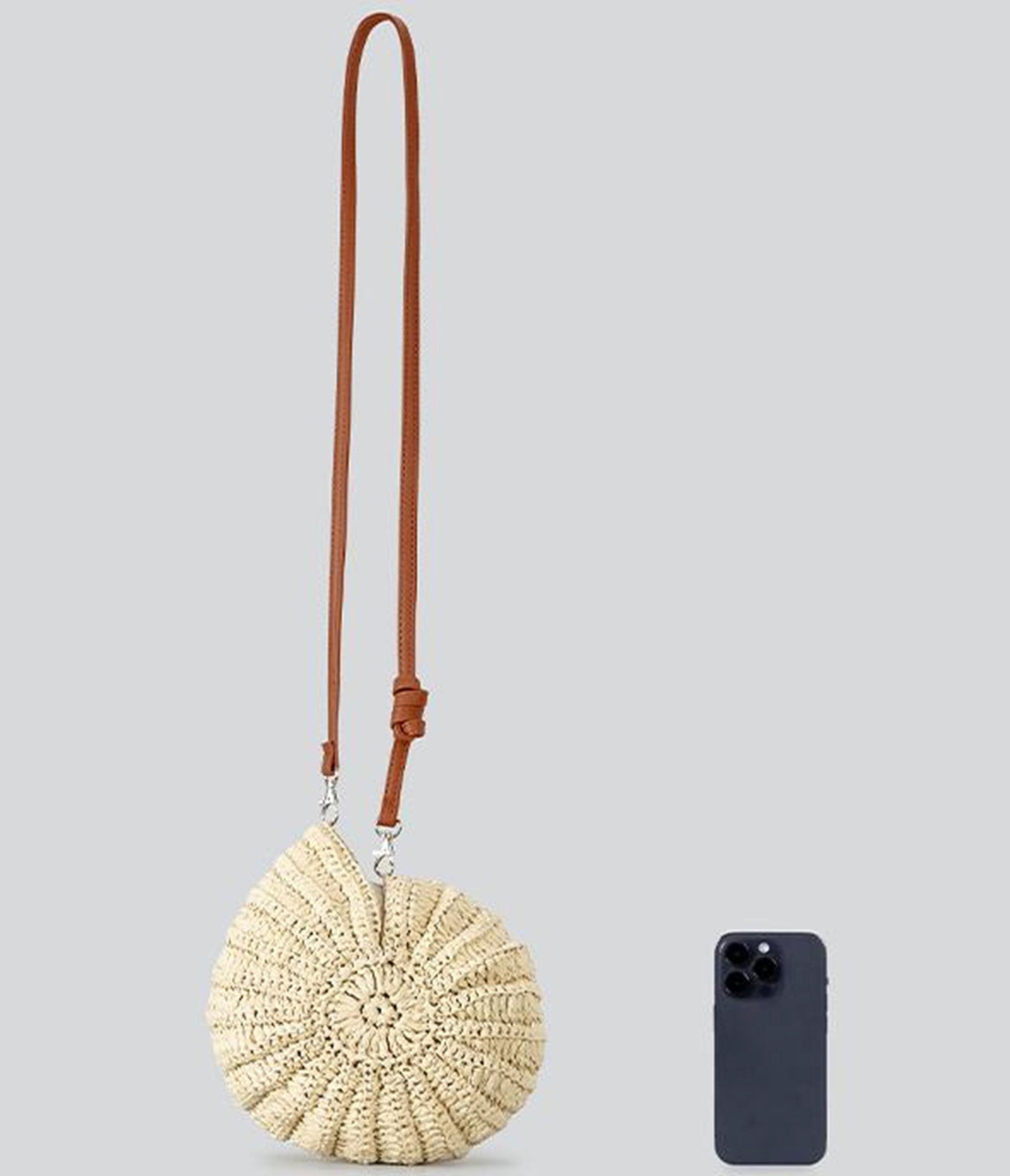 Beige Conch Shell Straw Clutch